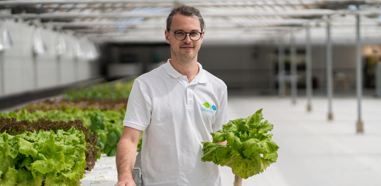 Miguel Angel Bernal Ilari és secretari executiu de la Comissió General de Pesca de la Mediterrània (CGPM) de l’Organització de les Nacions Unides per a l’Alimentació i l’Agricultura (FAO). Científic de reconegut prestigi, iniciat a l’Institut Espanyol d’Oceanografia (IEO), ha col·laborat en notòries universitats, per continuar en diferents llocs a la FAO, concretament a la Comissió General de Pesca del Mediterrani, en què ocupa el càrrec de secretari executiu des de desembre de 2022. La CGPM és una organització creada en el marc de l’ONU (FAO) el 1949, està formada per la Unió Europea i un total de 22 països de la ribera del Mediterrani i el mar Negre, i compta també amb la cooperació de sis països més interessats en el treball de la Comissió. El seu objectiu és garantir la conservació i aprofitament sostenible dels recursos marins vius i també el desenvolupament sostenible de l’aqüicultura a la zona d’aplicació.
			
			
				Entrevista