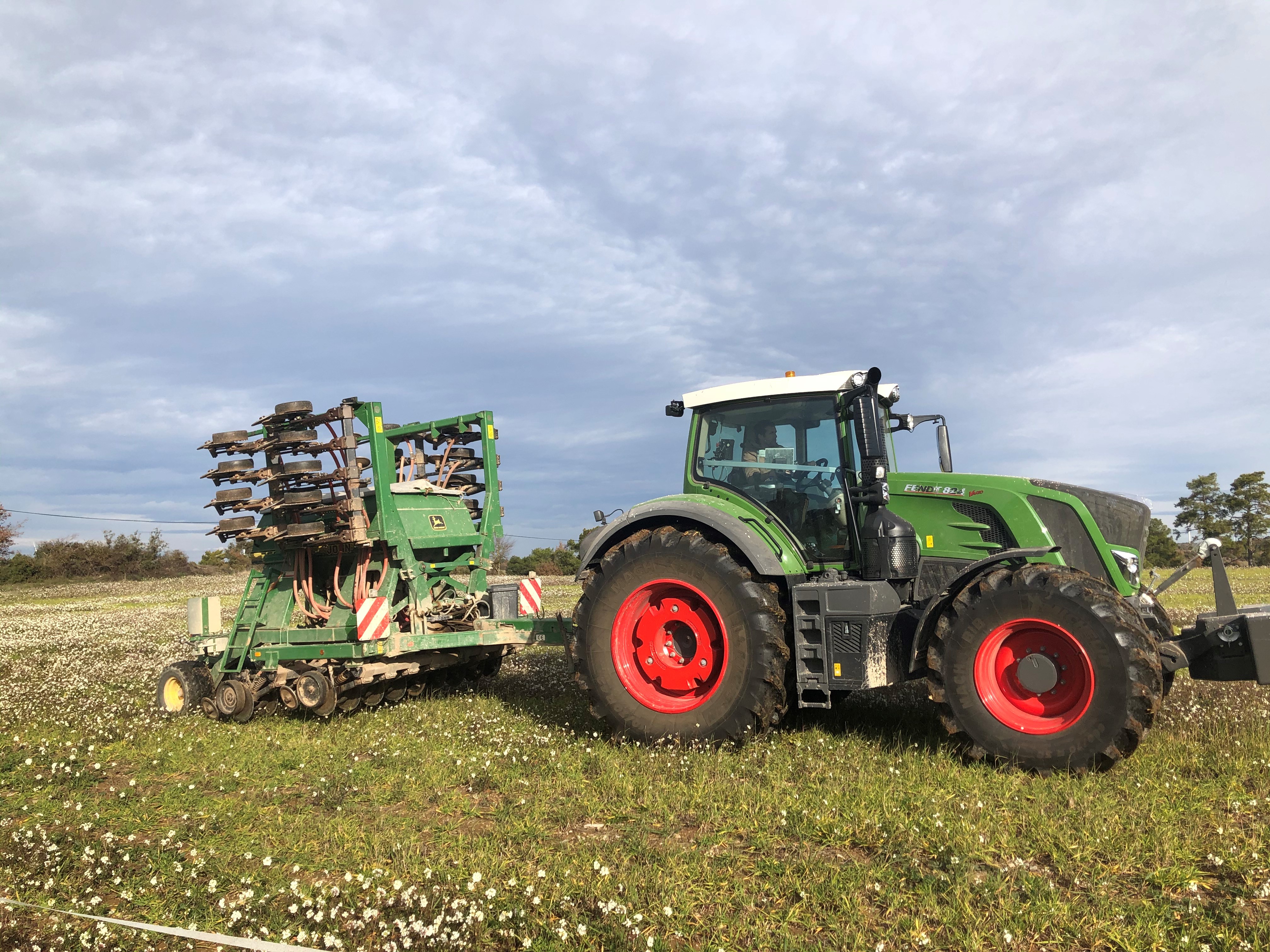 Un tractor treballant el camp