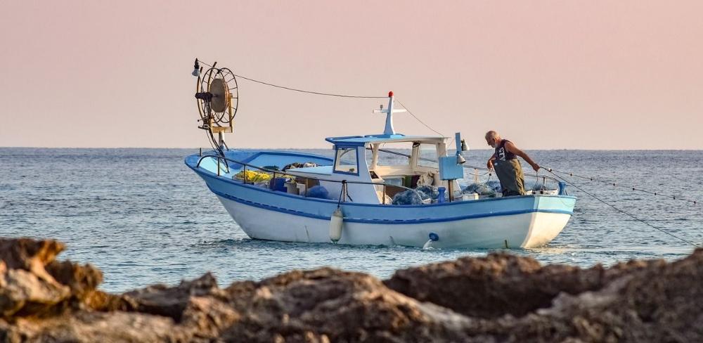 Aquesta taxa suposa un cost de 900.000 euros al conjunt de les confraries de pescadors.
			
			
				confraries pescadors